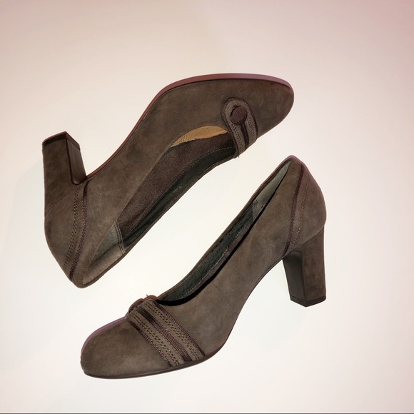 clarks brown pumps